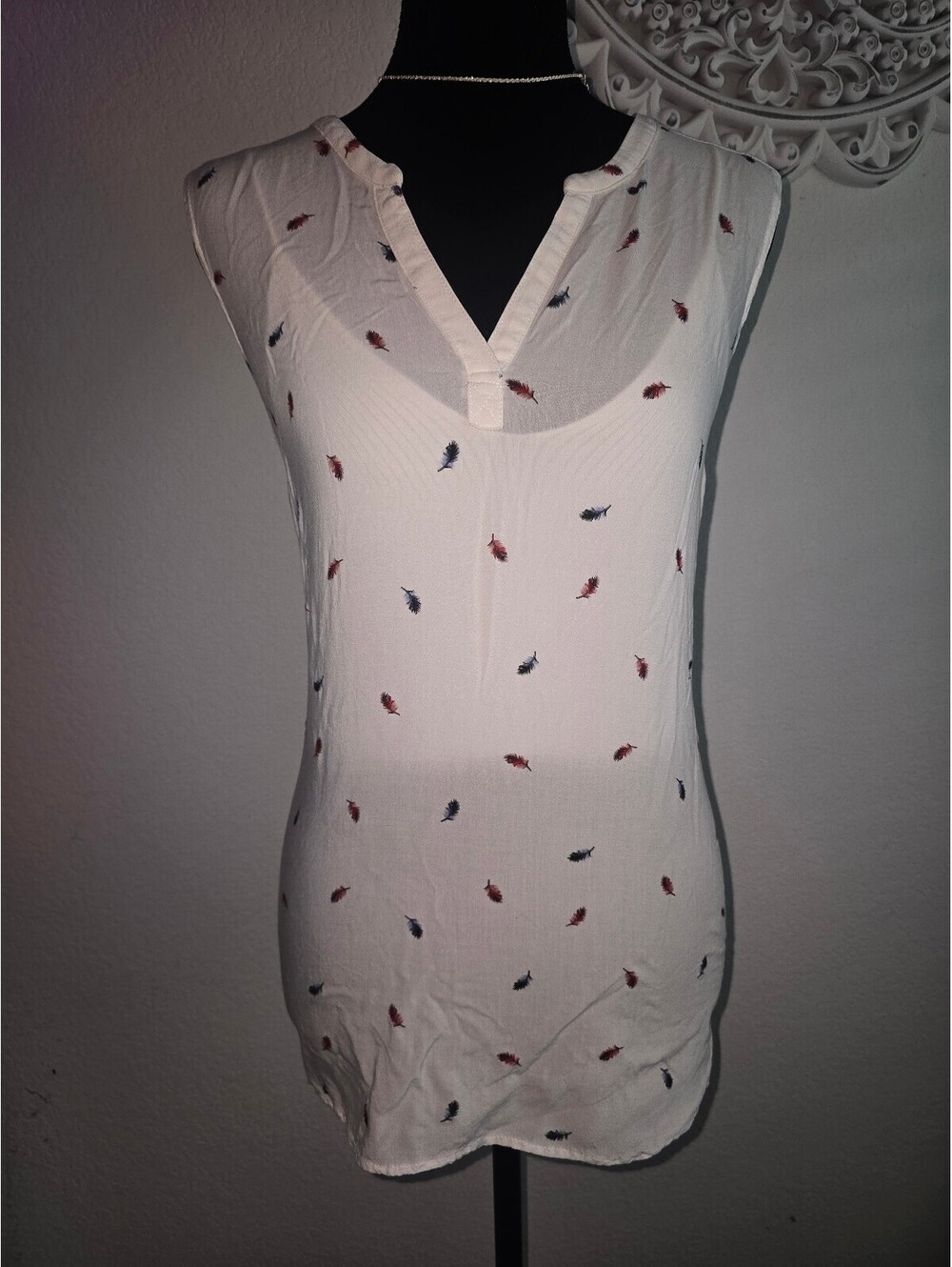 Eddie Bauer Women's Medium White Rayon Sleeveless Blouse with Feather Print